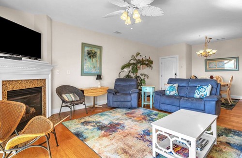 Yaupon Beach Condo | Beats Working: Condo with Community Pool Near OKI Pier and Restaurants