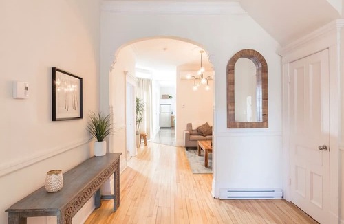 Mile End Apartment | MTLVR #05 | Mile-End flat, steps to Shops & Dining