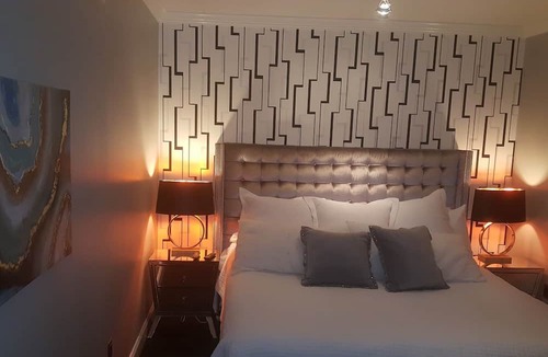 Nashville Condo | Music Row condo - NASHVEGAS! Guitar Swimming Pool. Cool-Comfortable-Modern!