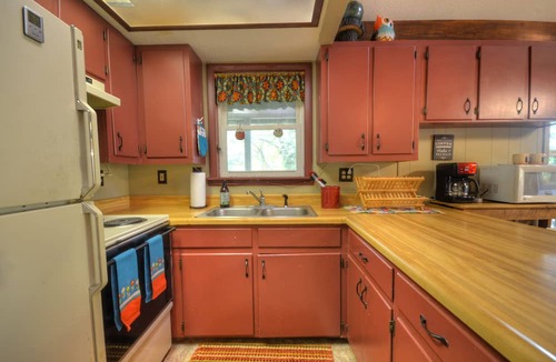 Almond Ski Chalet | Pet Friendly. Hot Tub. Fireplace. Grill. Outdoor Firepit. WIFI. Community Lake.