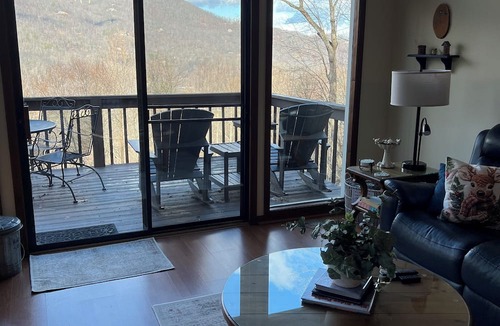 Maggie Valley Cabin | Bella Vista~ 5 Star ~ Clean Cabin ~Hot Tub and Beautiful View ~Pets Allowed