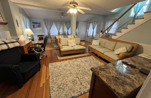 Jamestown Cottage | Jamestown Cozy Coastal Cottage in town near beaches & Newport Just opened 9/2-5