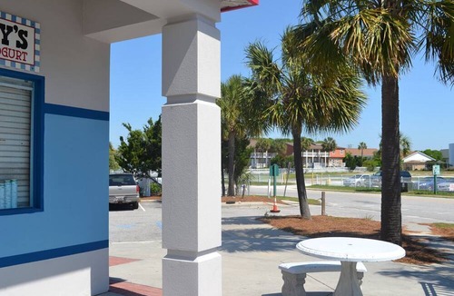 Isle of Palms Condo | Easy Breezy 2 Bd, 1st Floor, 4 Min to Beach