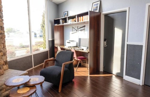 Tyner Hotel | Bright & Affordable Room Perfect for Exploring Chattanooga Attractions