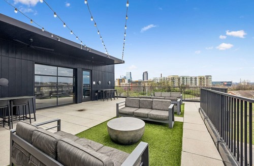 Rolling Mill Hill Apartment | THE Place: Chic 1BR|Heart of Nashville|Rooftop|Gym