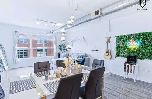 Downtown Memphis Apartment | `Elvis - The Legend` Loft - Steps from Attractions