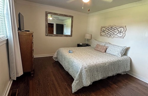 Bowling Green Apartment | Quaint 2-bedroom Dog Friendly apartment with AC in Bowling Green