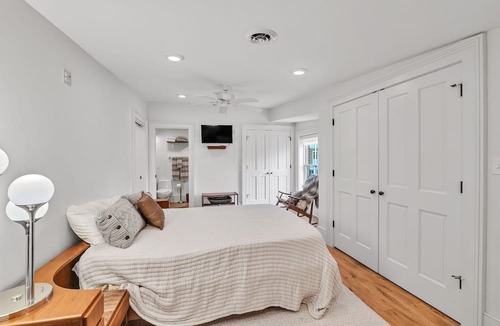 Abingdon Apartment | Light-Filled Loft on Abingdon’s Main Street. Sleeps 4, Walk Everywhere