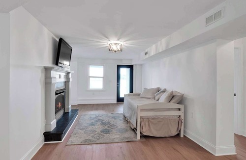 Ridgeway House | Waterfront Dock Dog Friendly Kayaks Grill