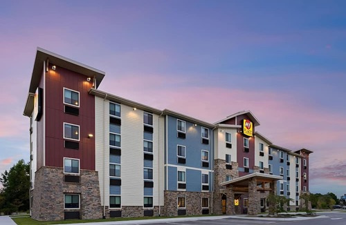 Westgate Hotel | Enjoy Full Kitchen & Outdoor BBQ Grill in a Pet-Friendly Room Near Restaurants