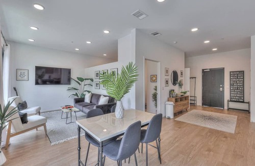 Edgehill Apartment | Welcome to your Nashville getaway! This modern 1-bedroom, 1-bath condo is located in the heart of Downtown, just steps from Broadway’s live music, incredible dining, and local attractions. Perfect for couples, solo travelers, or business guests.
