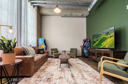 Old City Condo | Knox Loft Walk to Market Square & UT One of a Kind Mural + Arcade Fun