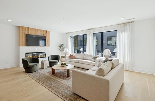 Hurwood Heights Apartment | Luxury townhome w/rooftop hot tub & skyline views