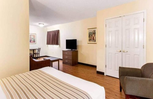 Myrtle Beach Apartment | 1 Queen Bed|Non-Smoking, Kitchen