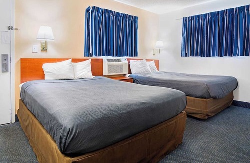 Terry Sanford Apartment | 2 Twin Beds|Non-Smoking
