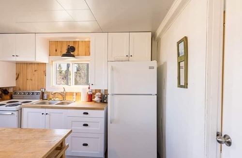 Morell House | Love Shack at the Shore | Near Lakeside Beach