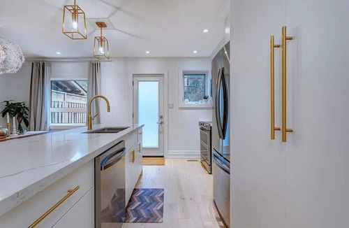 Oakwood Village House | Entire Midtown Toronto Home - 3BR, 2 Baths, 2 Kitchens, Walk/Transit