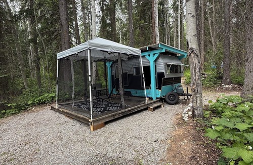 Golden House | Cozy Vintage Camper - Tealy Wheely