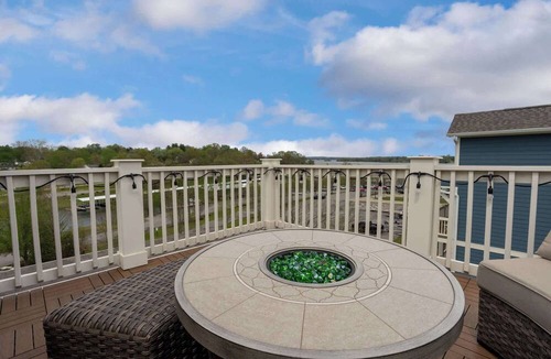 Lakewood House | Emerald Shores | Rooftop Deck