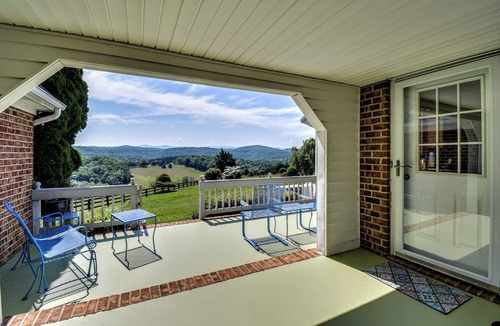 Raphine House | Panoramic mountain views and creekside walks in the beautiful Shenanodah Valley