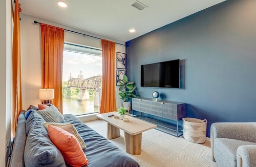 North Capitol Condo | Modern, New Condo, on Nashville's riverfront. Beautifully decorated for an out of this world stay.