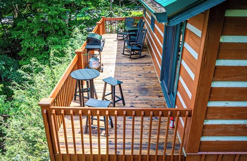 West Jefferson Cabin | Escape the Heat -3BR/2BA Hot Tub, Near Mt Jefferson State Park