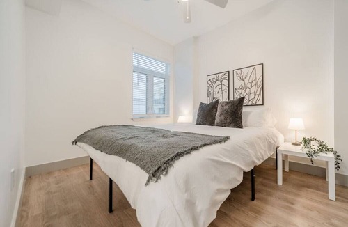 Charlotte Center City Apartment | 4Bed/2Bath - W/Wi-Fi +Fitness Centre +Truist Field