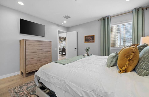 North Capitol Condo | Riverfront Condo | Walk Downtown | Pool + Parking