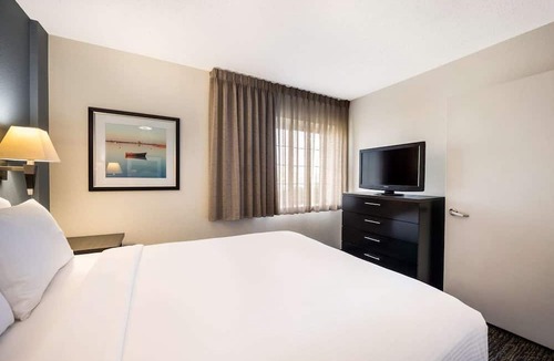 Brentwood Hotel | Extended Stay – with Full Kitchen l Pet-friendly, Local Trails & Outdoor Fun