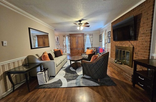 Southwind House | 5-BR Home with POOL Near Collierville - Primary Master Bedroom Downstairs.