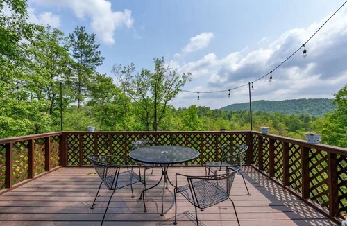 Mount Jackson Cottage | Maple Cottage - Cheery Ridgetop Home in Mt Jackson, 3 Acres and Mtn Views