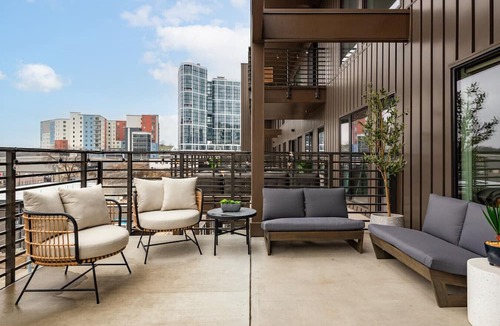 Downtown Nashville Condo | Penthouse Luxury w/Pool, Patio & City View - Walk to Broadway