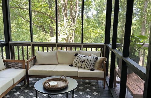 Smithville Cabin | Charming Treehouse cabin with WiFi, Hot tub, Firepit in marvelous Smithville