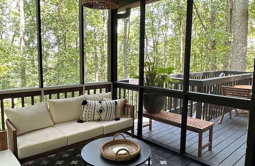Smithville Cabin | Charming Treehouse cabin with WiFi, Hot tub, Firepit in marvelous Smithville