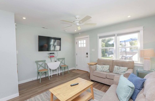 Chic's Beach Apartment | Sojourn's Sea Views with Balcony Sleeps 10