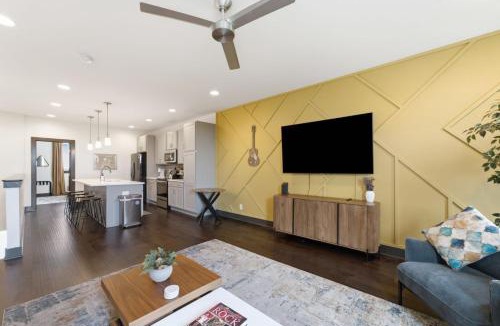 Katie Hill Neighborhood House | Room 2 twin beds Near Broadway Honky Tonks TSU Vandy