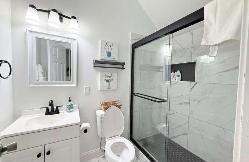 Museum District Apartment | Carytown nest King Bed fully fenced