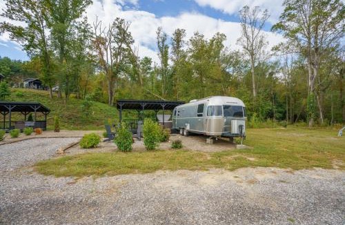 Arden Hotel | Asheville River Cabins, WorldHotels Backdrop
