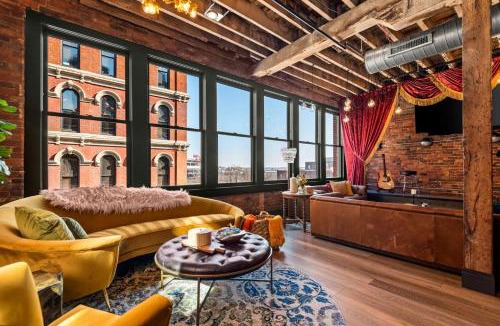 Downtown Nashville Apartment | The Velvet Songbird Downtown Luxe Sleeps 24