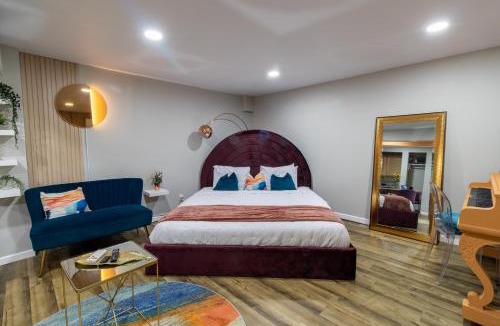 Washington House | VIBES! Free Parking, Piano, King Bed
