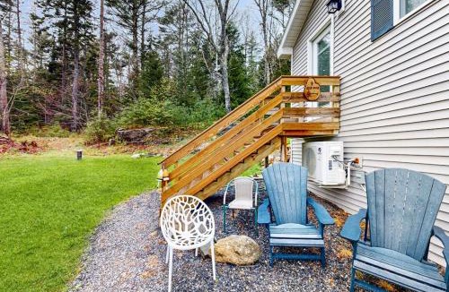 West Boothbay Harbor House | Remodeled Cottage with AC, Private W/D, Full Kitchen, and High-Speed WiFi