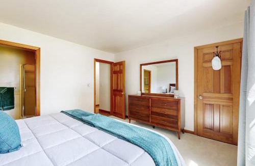 Gouldsboro House | Charming Lakefront House with Outdoor Firepit, Washer/Dryer and Wifi