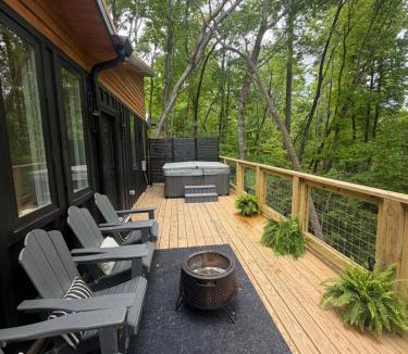 Sapphire Villa | The Onyx - Walk to Falls, Hot Tub, Resort Access, Luxe Approved