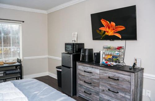 Sheffield Park Apartment | Quaint Mins to Atrium Health & Panthers Stadium