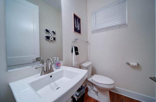 Third Ward House | Luxe Townhome Rooftop Hot Tub Parking