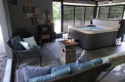 Spottswood House | Buffalo Bend 3 BR near Lexington - Hot Tub