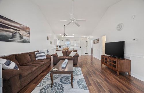 Central Myrtle Beach Apartment | 2 BR Condo, in sought after Myrtlewood! retreat Sleeps 4!