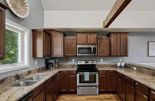 Louisa House | 5 bedroom, Lakeside Family Getaway with Playground