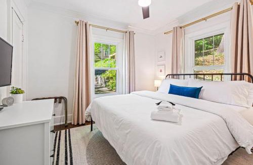North Chattanooga House | Charming House 5 Minutes to Downtown Chattanooga and Aquarium