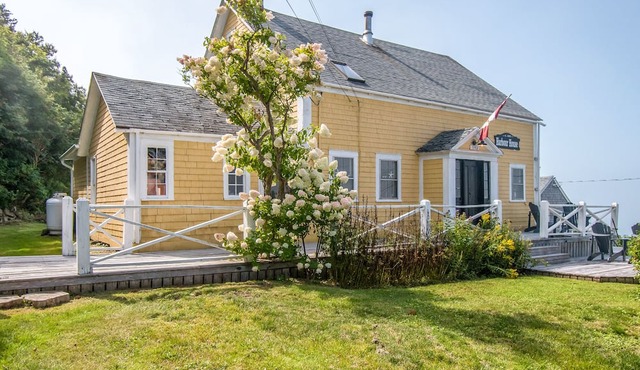 Harbour House - Halls Harbour Waterfront Getaway
